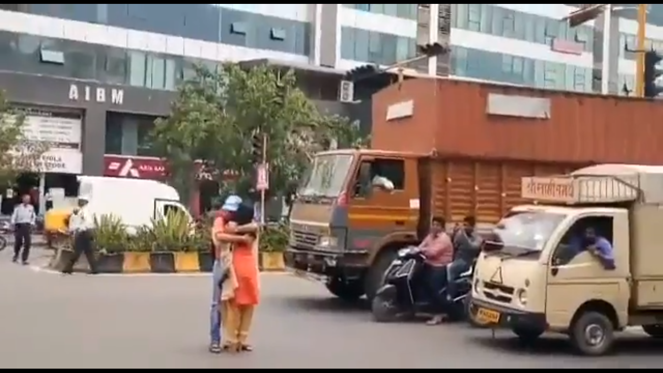 நடு ரோட்டில் முத்தமிட்டு கொண்ட காதல் ஜோடி