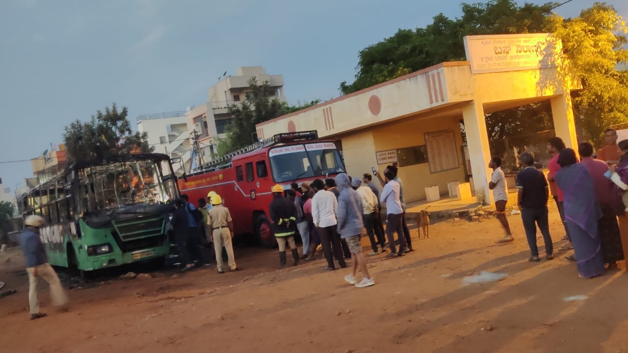 பஸ் தீப்பற்றி எரிந்ததில்