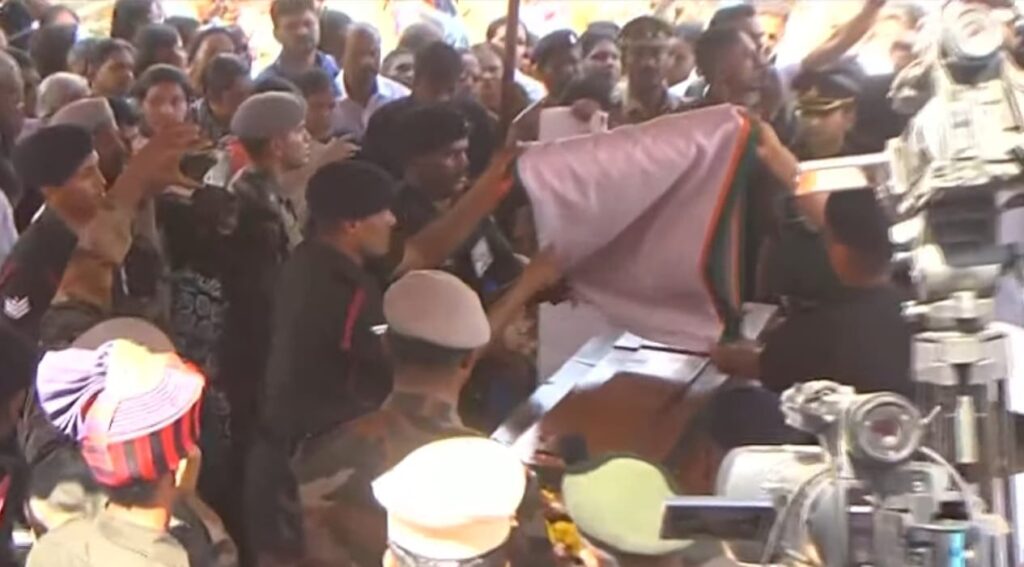 Army soldier Major Jayant's body cremated இராணுவ வீரர் மேஜர் ஜெயந்தின் உடல் நல்லடக்கம்