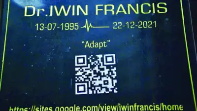 கல்லறையில் பதிக்கப்பட்டுள்ள க்யூ.ஆர். கோட்
