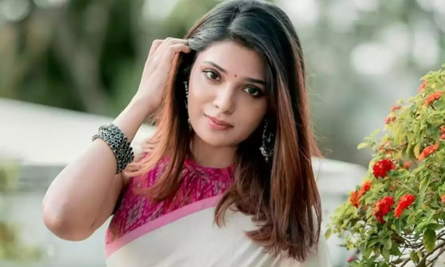 நடிகை ஆத்மிகா.