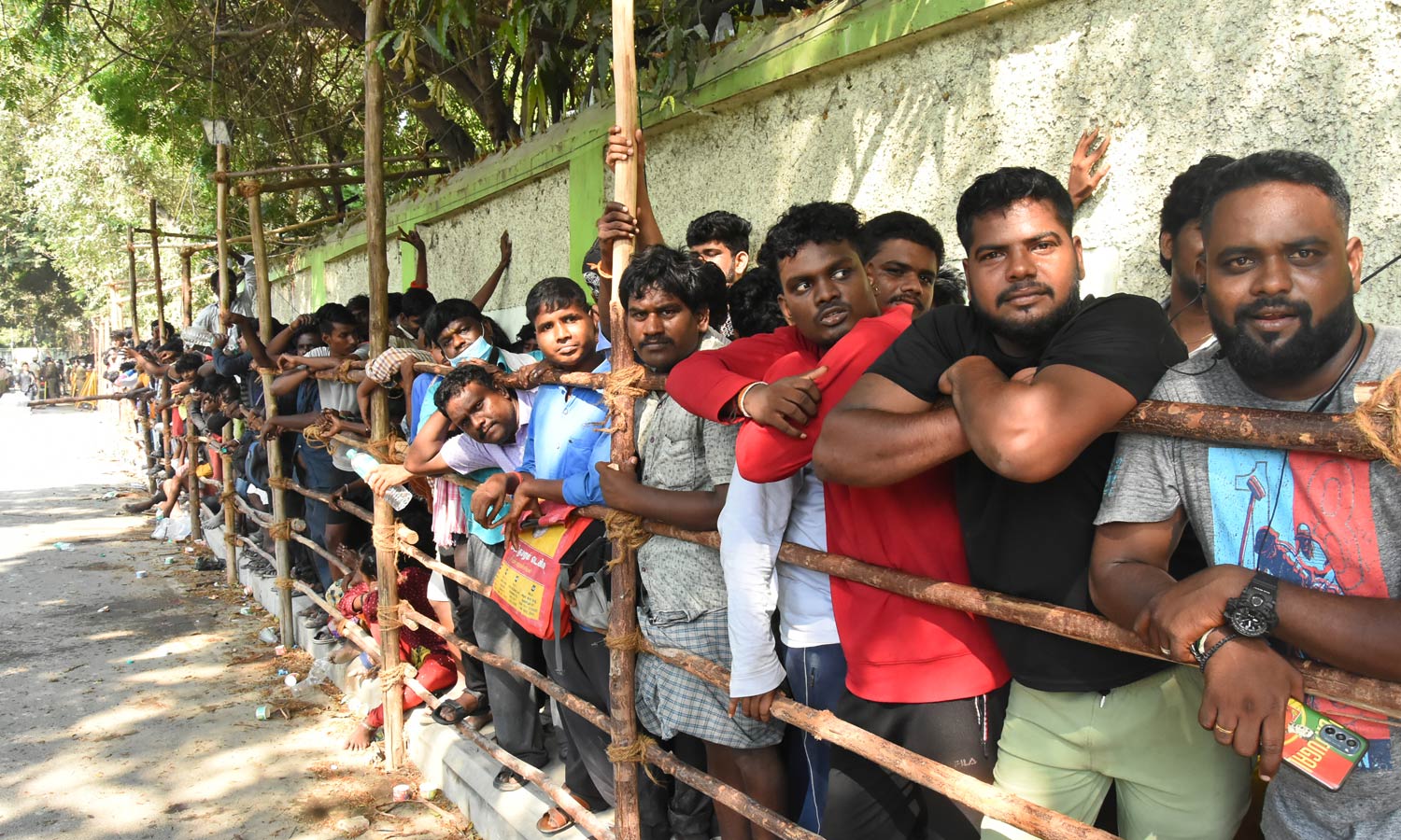 ஐபிஎல் டிக்கெட் விற்பனை - பெண்களுக்கு தனி வரிசை