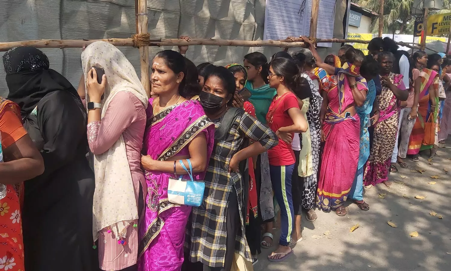 ஐபிஎல் டிக்கெட் விற்பனை - பெண்களுக்கு தனி வரிசை