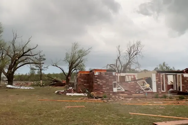 அமெரிக்காவில் சூறாவளி தாக்குதல்; 2 பேர் பலி