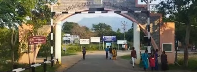 பணி நீட்டிப்பை எதிர்த்து பல்கலைக்கழக பேராசிரியர்கள் போராட்டம்