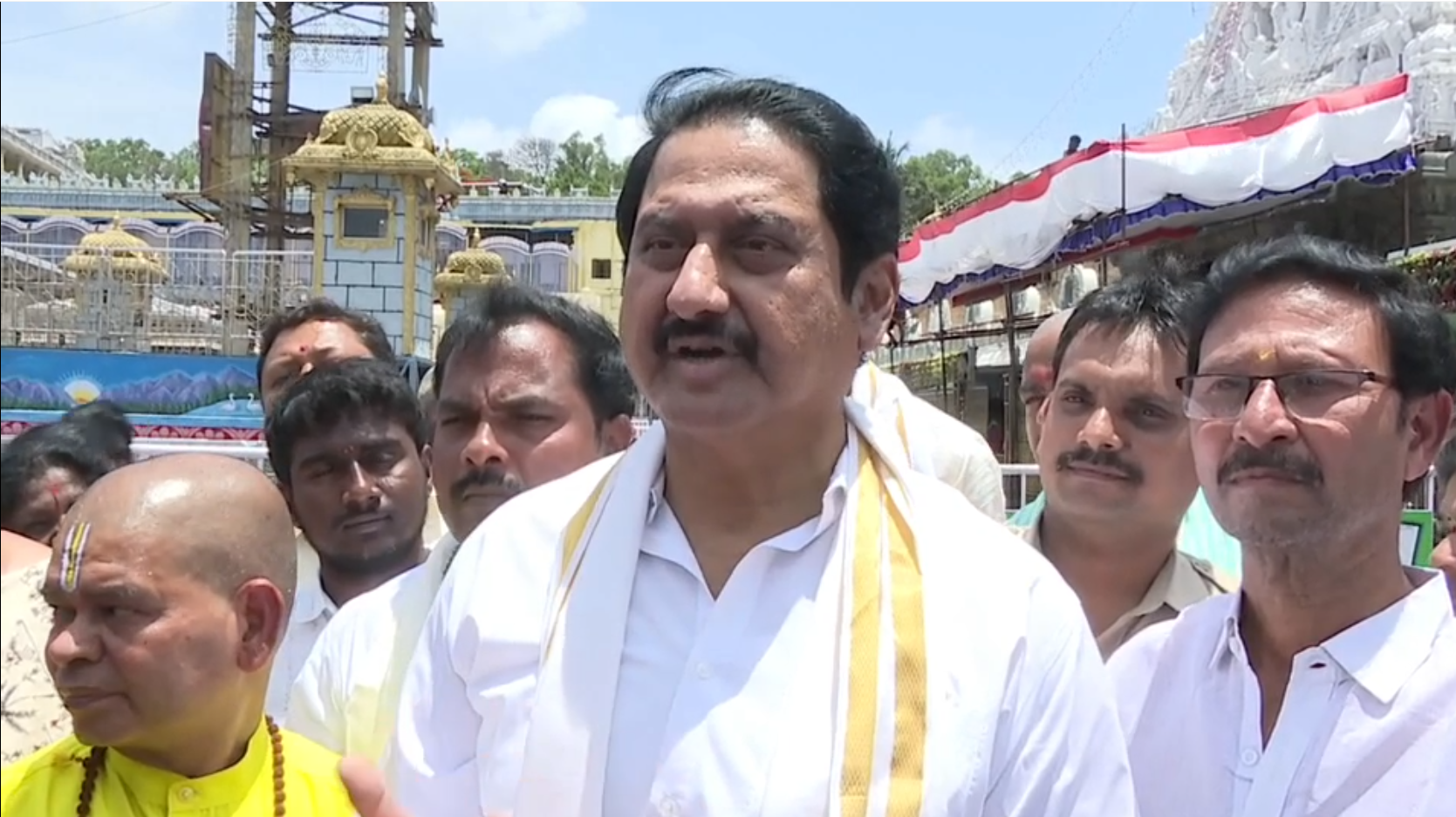 திருப்பதியில் சுவாமி தரிசனம் செய்த நடிகர் சுமன்