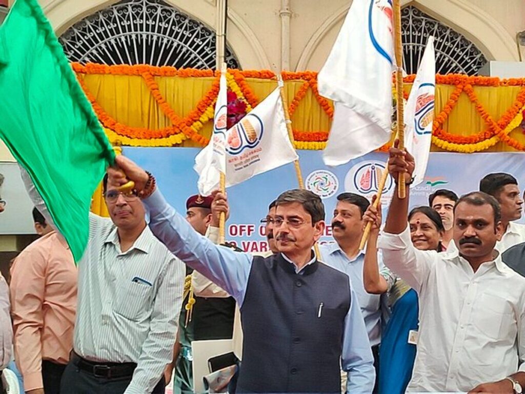 மதுரையிலிருந்து குஜராத்திற்கு சிறப்பு இரயில் -  ஆளுநர் துவங்கி வைத்தார்