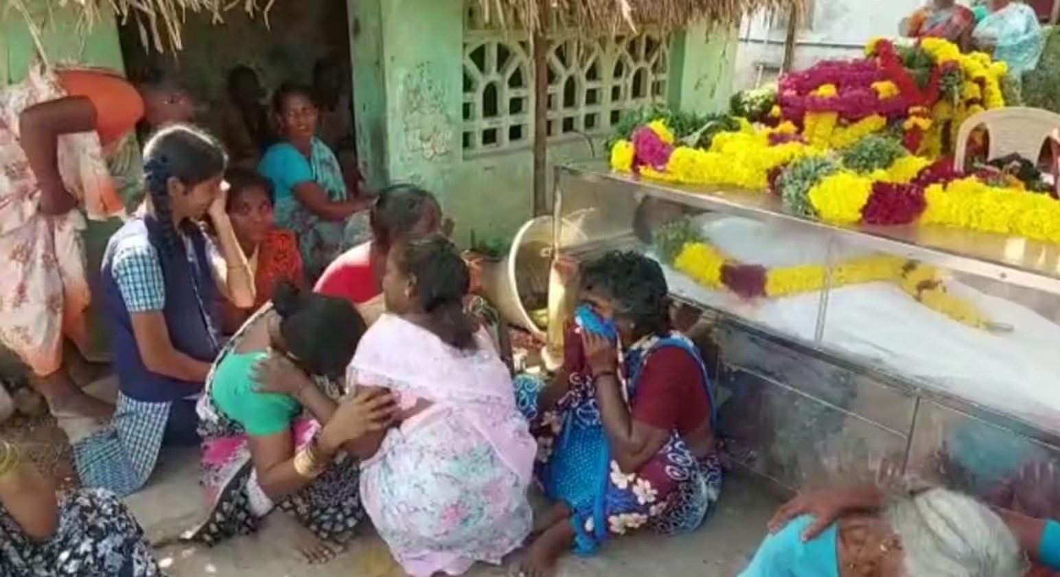 தந்தை இறந்ததை அறிந்தும் தேர்வு எழுத வந்த +2 மாணவி!