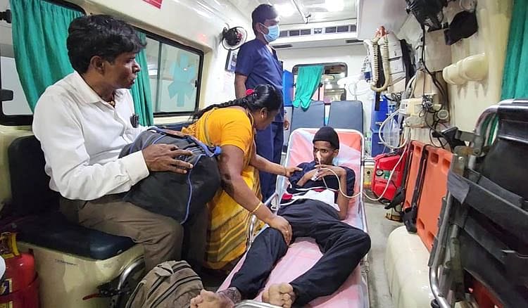 தமிழக அரசின் தீவிர முயற்சியால் மீட்கப்பட்ட அவருக்கு சிகிச்சை அளித்து வருகின்றனர்