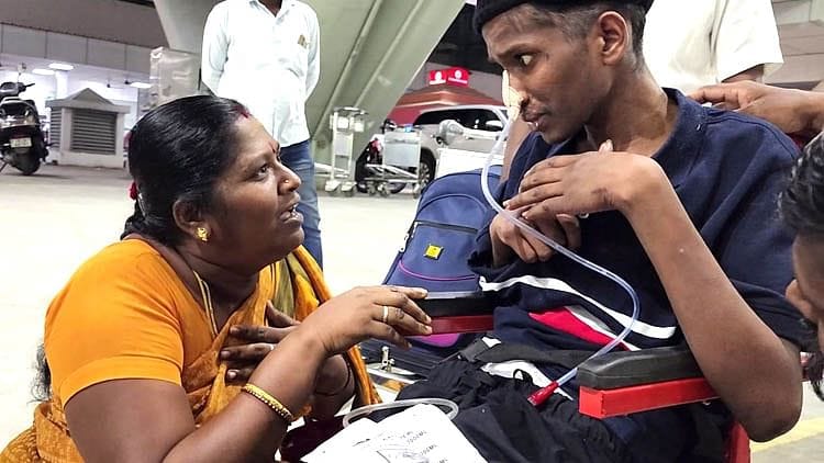 தமிழக அரசின் தீவிர முயற்சியால் மீட்கப்பட்ட அவருக்கு சிகிச்சை அளித்து வருகின்றனர்