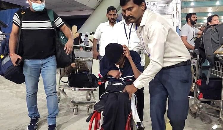 தமிழக அரசின் தீவிர முயற்சியால் மீட்கப்பட்ட அவருக்கு சிகிச்சை அளித்து வருகின்றனர்