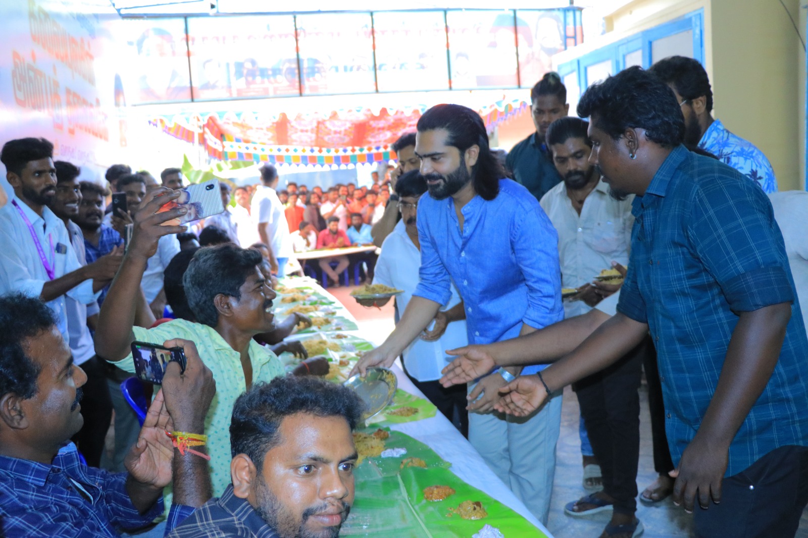 சிம்புவை பார்த்து கண்ணீர் விட்டு அழுத அவரது ரசிகர்!