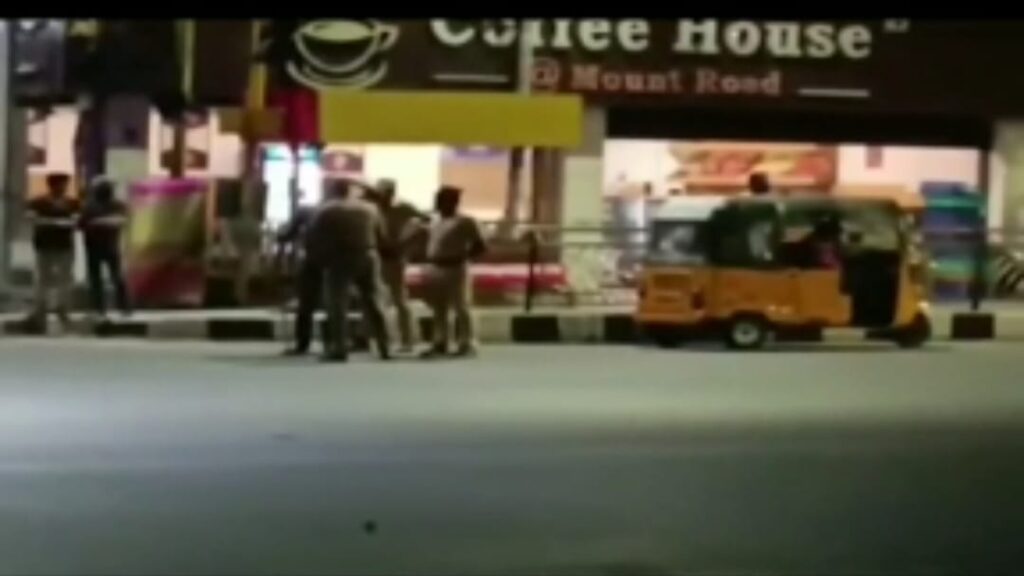 சென்னையில் தெருக்களில் ஆபத்தான ஸ்டண்ட் செய்து பீதியை கிளப்பிய பைக்கர்கள்.