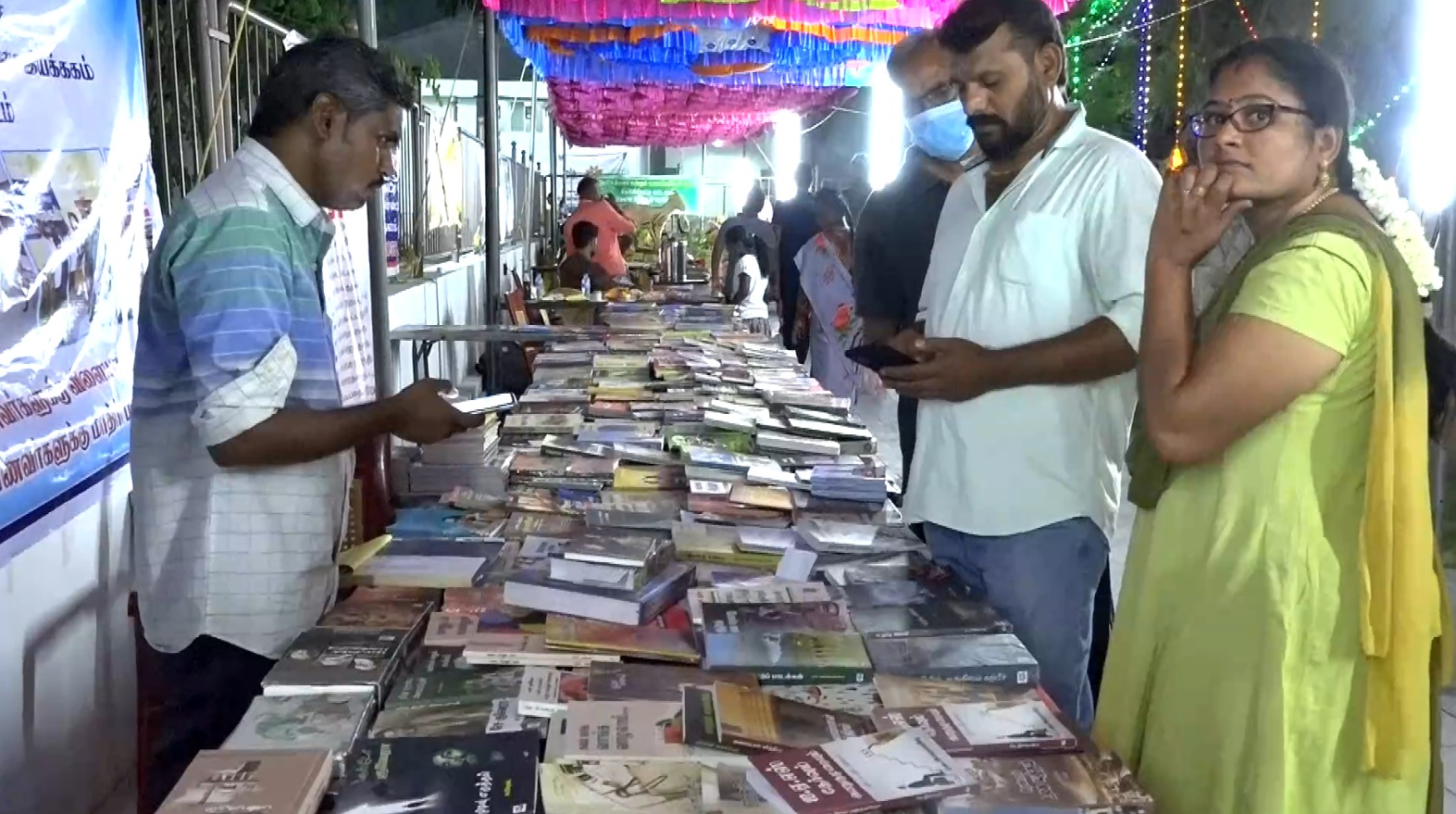 பரதம், கரகத்துடன் புத்தக விழா வாசகர்கள் உற்சாகம்