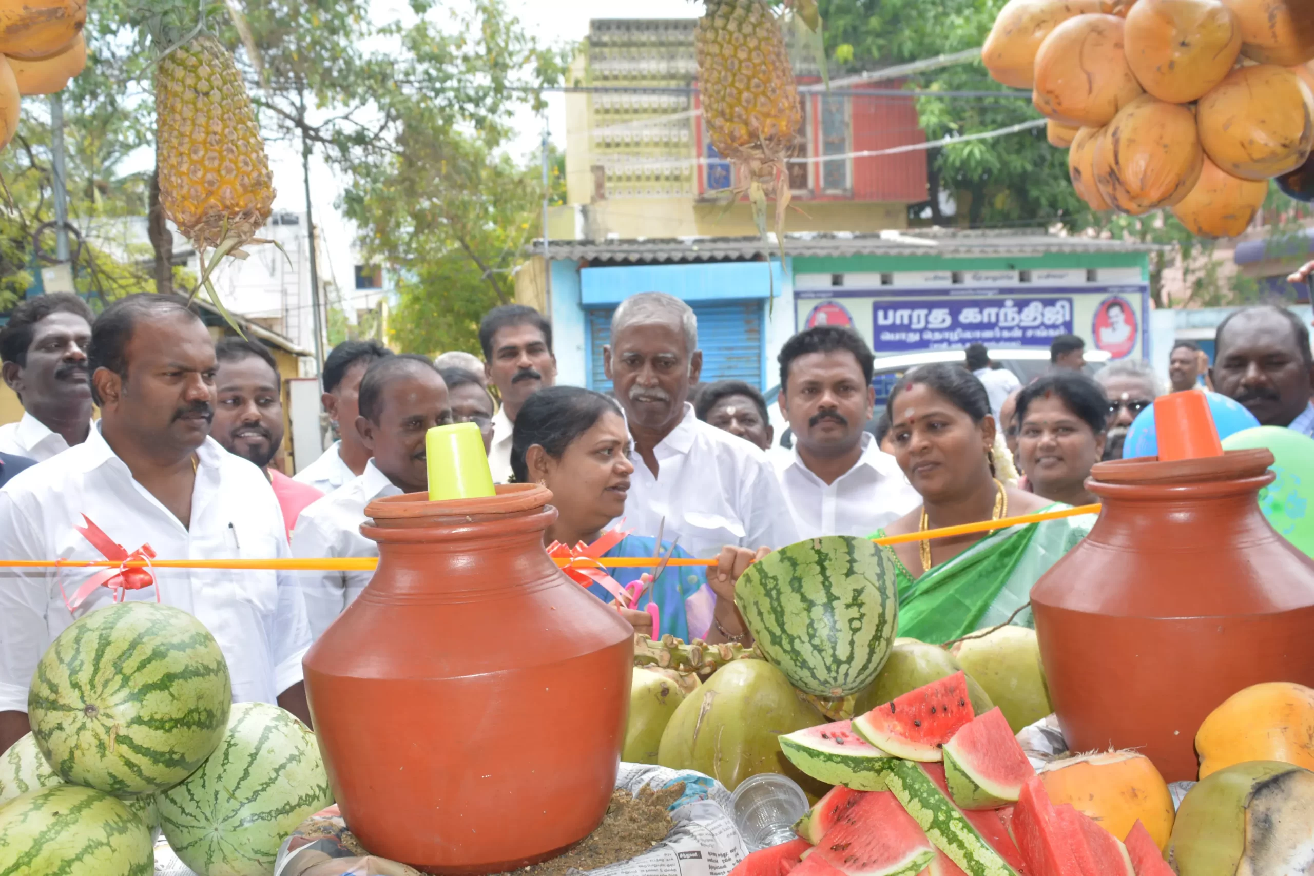 திமுக அமைச்சர்களின் இல்லங்களில் சோதனையிட வேண்டும் - ஜெயக்குமார்
