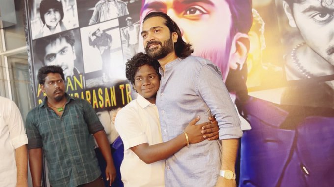 சிம்புவை பார்த்து கண்ணீர் விட்டு அழுத அவரது ரசிகர்!