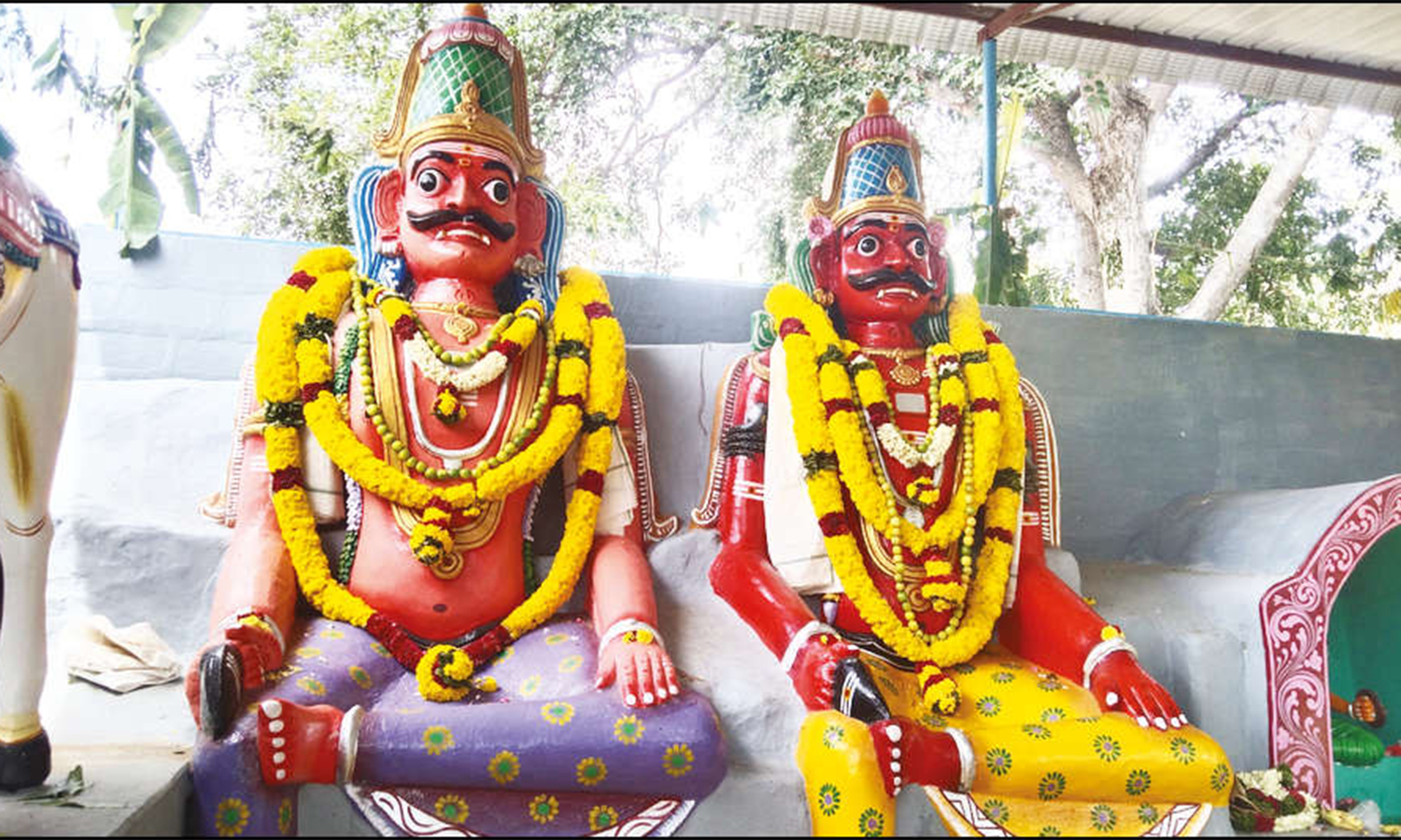 முனியப்பன் கோயிலில் சாட்டையடி வாங்கி நேர்த்திக்கடன்