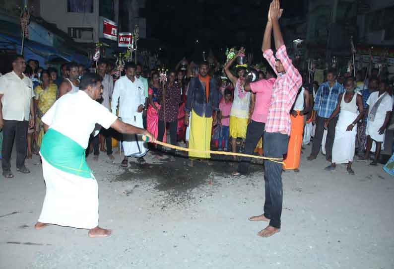 முனியப்பன் கோயிலில் சாட்டையடி வாங்கி நேர்த்திக்கடன்