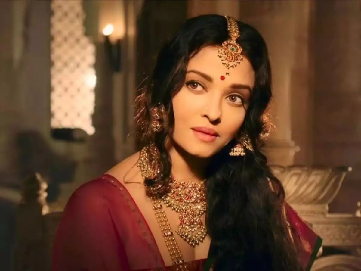 கையில் மாவுக்கட்டுடன் கேன்ஸ் திரைப்பட விழாவில் பங்கேற்ற ஐஸ்வர்யா ராய்!