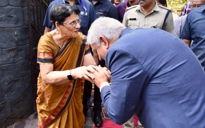 ஆசிரியரின் காலைத் தொட்டு வணங்கிய துணைக் குடியரசுத் தலைவர் ஜெகதீப் தன்கர்!