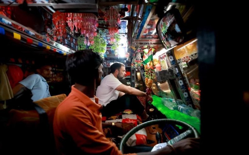 லாரியில் ஏறி ஓட்டுநருடன் பேசியபடி சிறிது தூரம் பயணம் செய்த ராகுல் காந்தி!