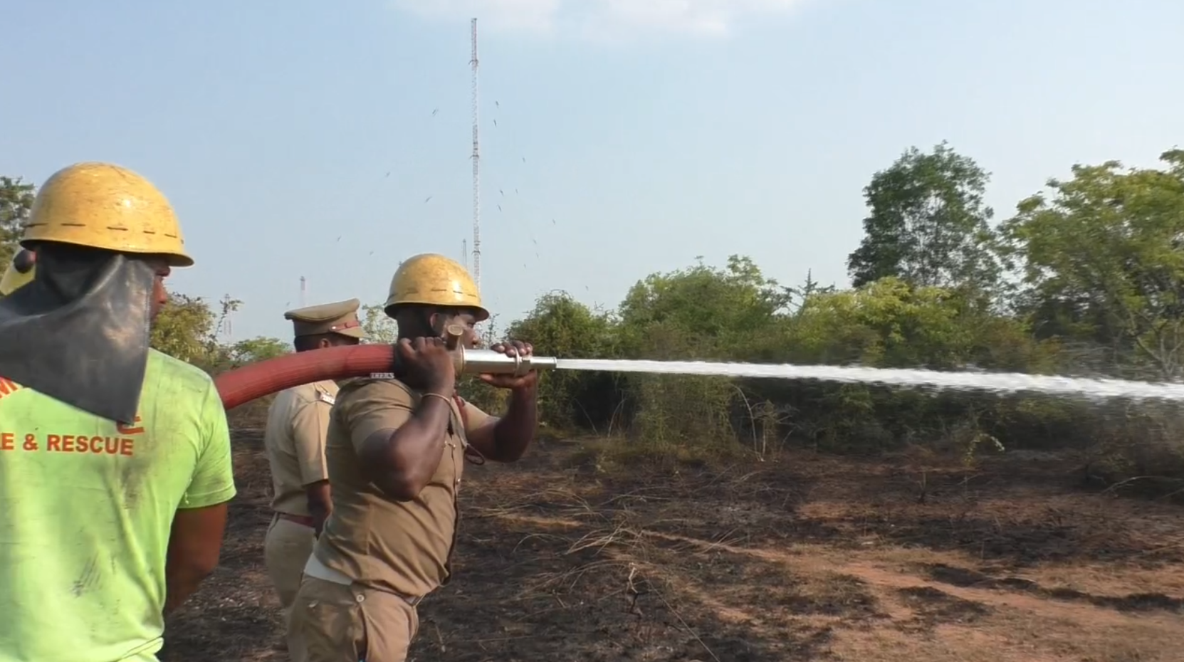 ஆவடியில் ஆல் இந்தியா ரேடியோவுக்கு சொந்தமான இடத்தில் தீ பற்றி எறிந்தது