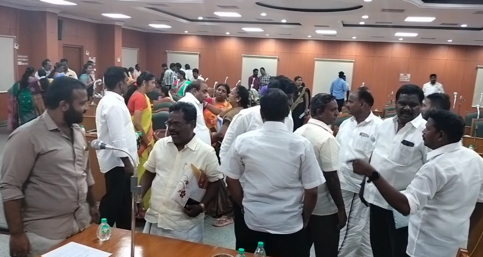 ஆவடி மாநகராட்சி அதிகாரிகளை கண்டித்து மன்றக் கூட்டம் ரத்து