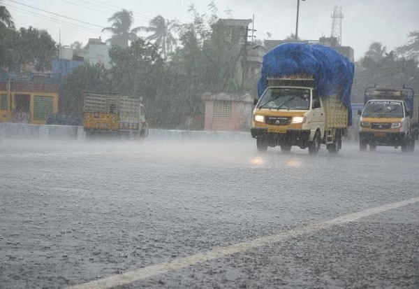 வடமாநிலங்களில் கொட்டித்தீர்க்கும் மழை - இயல்பு வாழ்க்கை பாதிப்பு