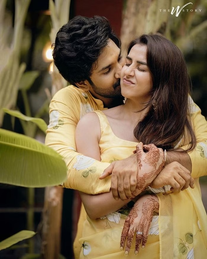 முதல் திருமண நாளை கொண்டாடும் நிக்கி ஆதி