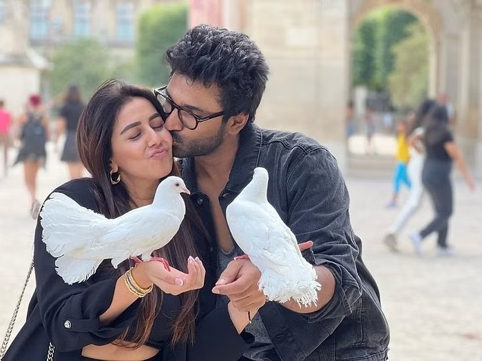 முதல் திருமண நாளை கொண்டாடும் நிக்கி ஆதி