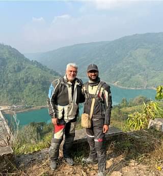 13 லட்சம் மதிப்புள்ள பைக் - சக ரைடருக்கு அஜித் பரிசு