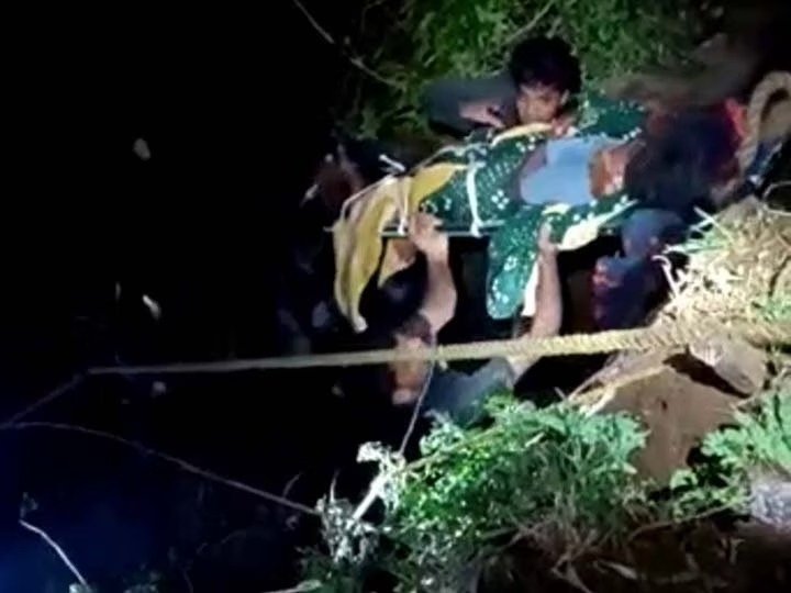 நூறடி பள்ளத்தில் வேன் கவிழ்ந்து விபத்து