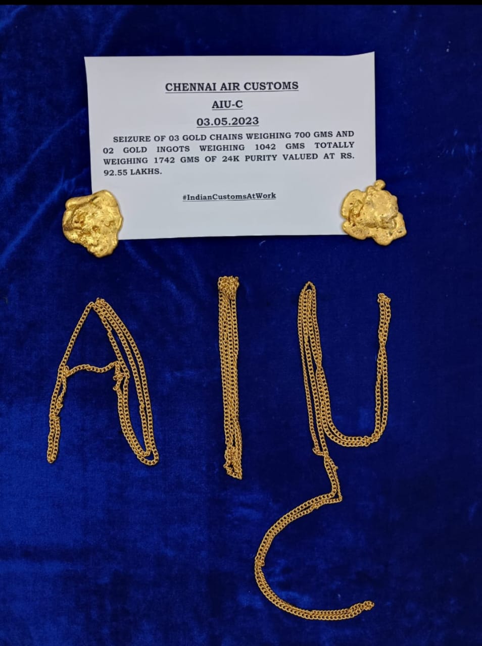 நான்கு பெண்கள் உட்பட  ஐந்து பேரை கைது செய்த போலீஸ்