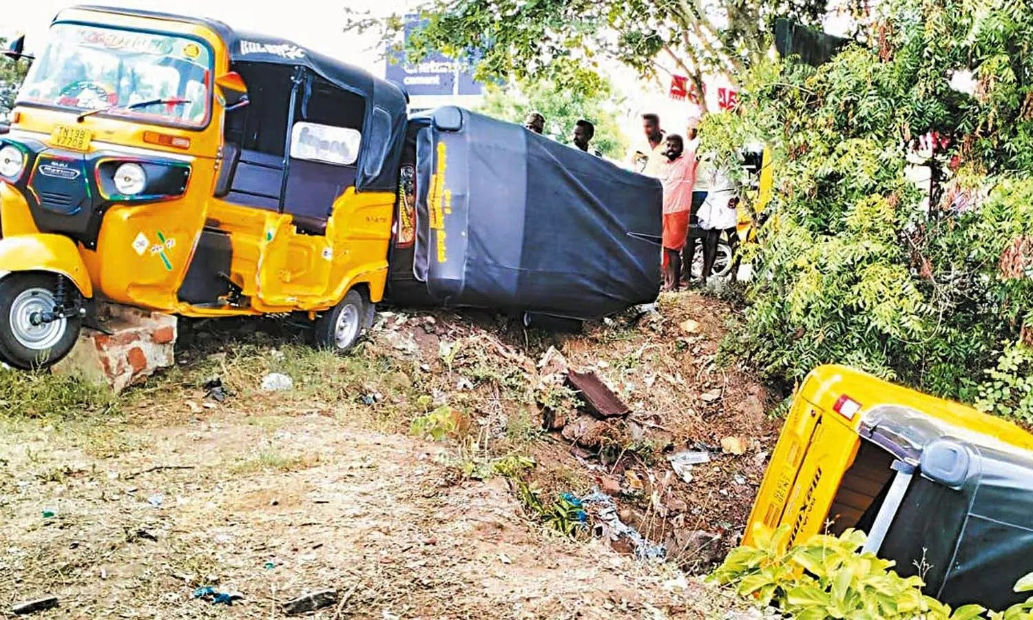 ஆட்டோ மீது விழுந்த மினி லாரி – 5 பேர் படுகாயம்