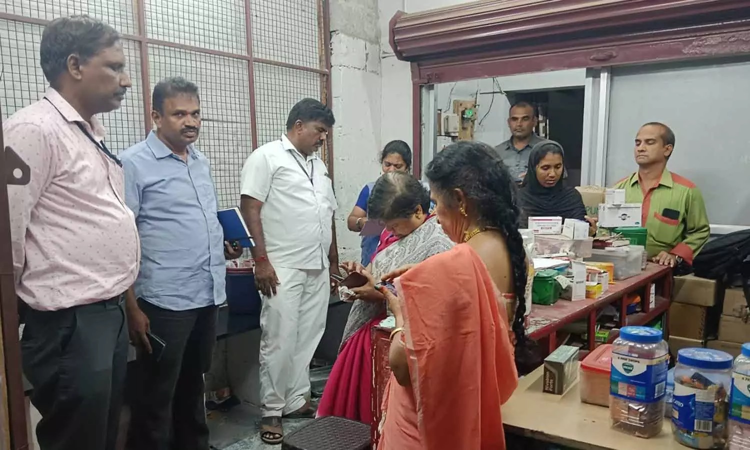 பவானி அருகே அனுமதியின்றி செயல்பட்ட கிளினிக் பூட்டி சீல் வைப்பு