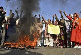 இம்ரான் கான் கைது - ஆதரவாளர்கள் போராட்டம்