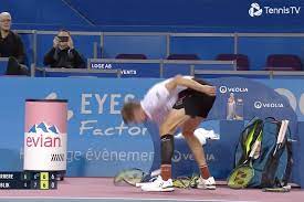 களத்தில் ராக்கெட்டை அடித்து உடைத்த கஜகஸ்தான் வீரர்