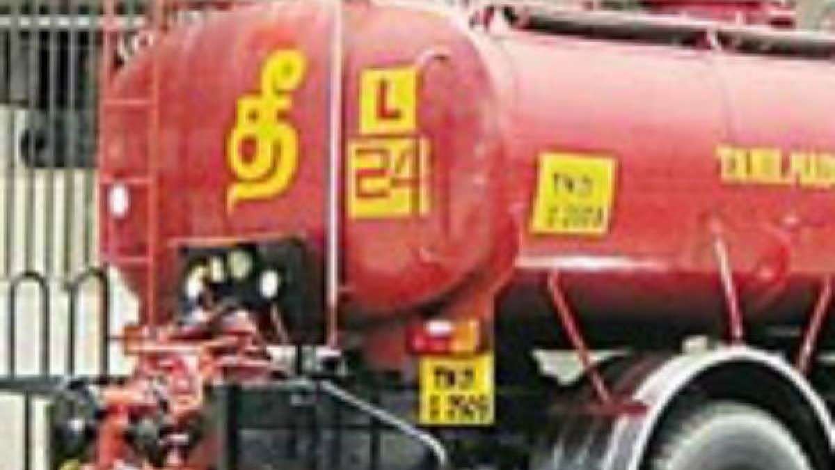 வணிக வளாகத்தில் மின் கசிவால் தீ விபத்து