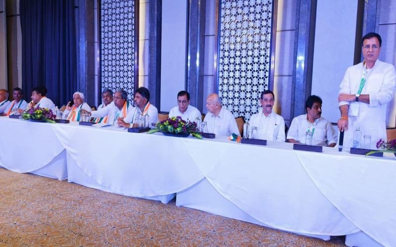 கர்நாடக முதலமைச்சர் யார்?- கட்சியின் தலைமைக்கு அதிகாரம் வழங்கி சட்டப்பேரவை உறுப்பினர்கள் கூட்டத்தில் தீர்மானம்!