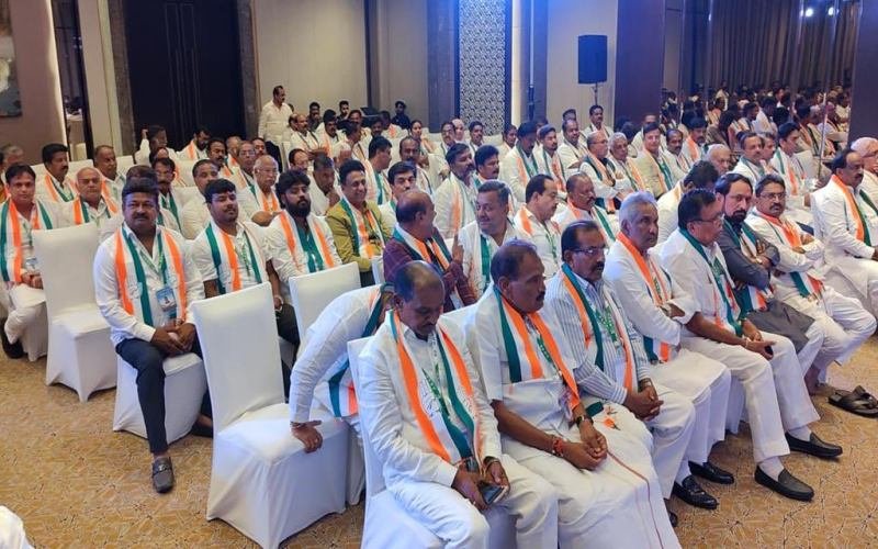 கர்நாடக முதலமைச்சர் யார்?- கட்சியின் தலைமைக்கு அதிகாரம் வழங்கி சட்டப்பேரவை உறுப்பினர்கள் கூட்டத்தில் தீர்மானம்!