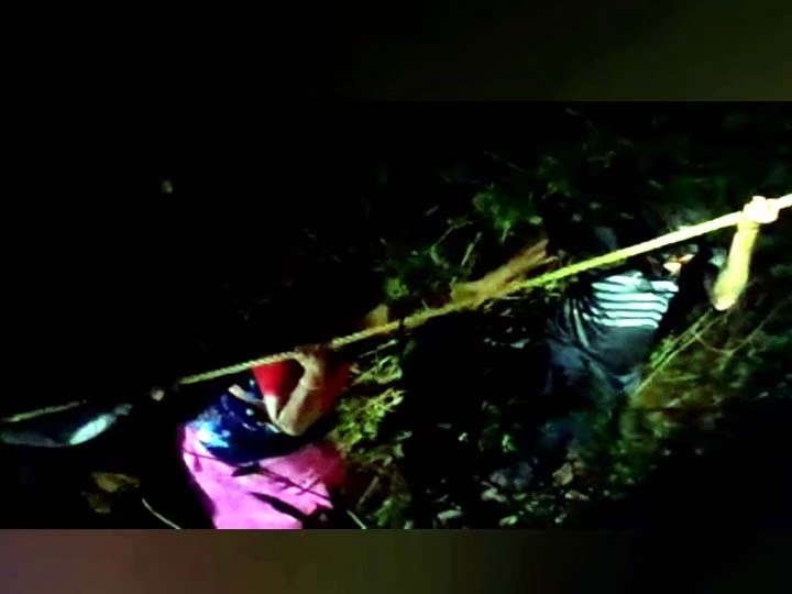நூறடி பள்ளத்தில் வேன் கவிழ்ந்து விபத்து