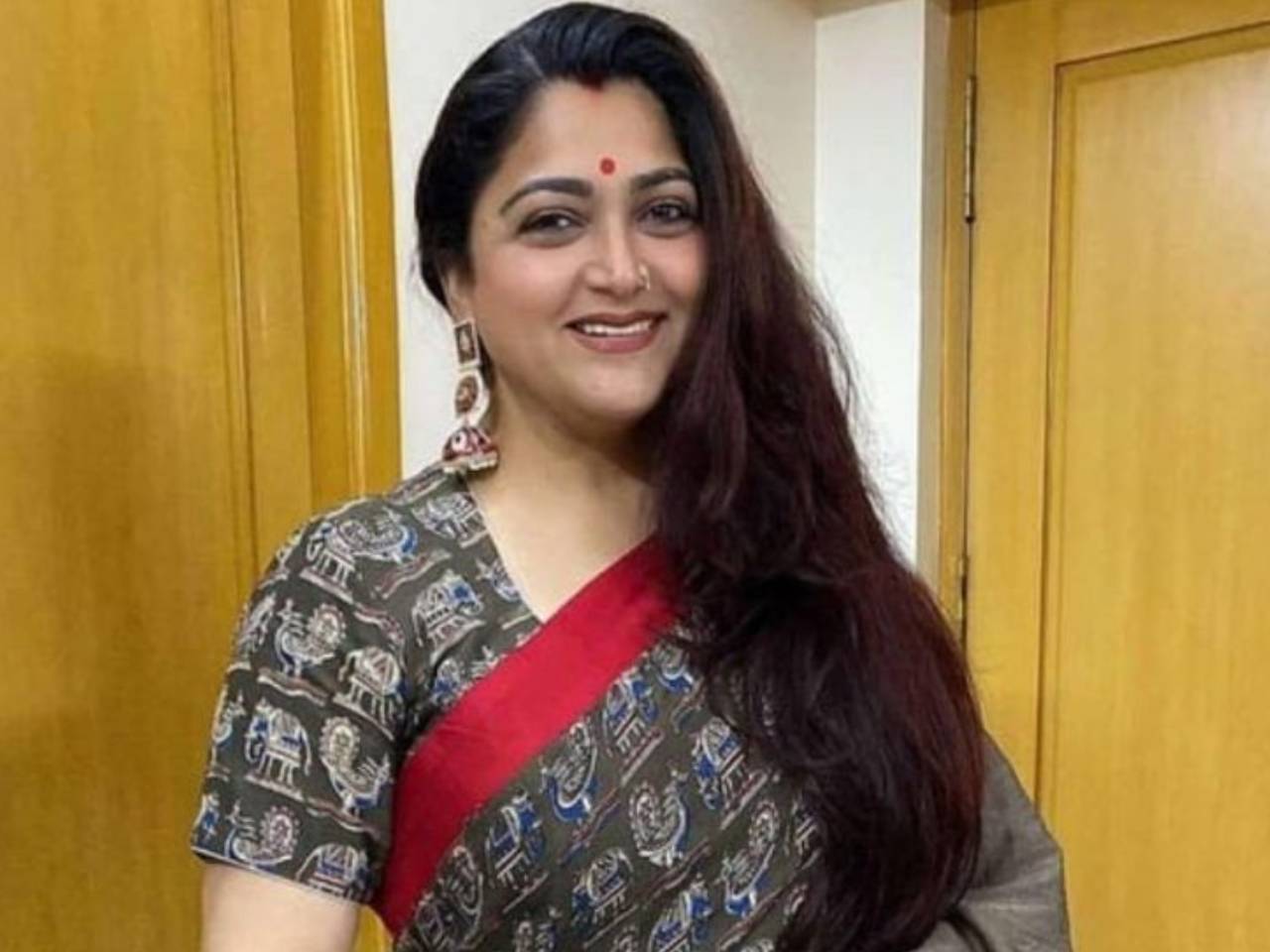 கோவிலைப் பெருக்கி சுத்தம் செய்த நடிகை குஷ்பூ....காரணம் என்ன?