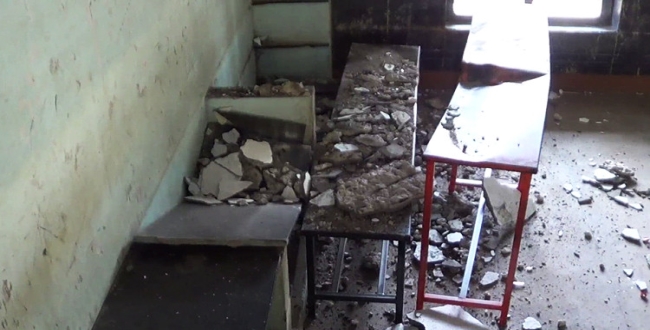 அரசு மருத்துவமனையில் கான்கிரீட் மேற்கூரை விழுந்து இரண்டு பேருக்கு படுகாயம்