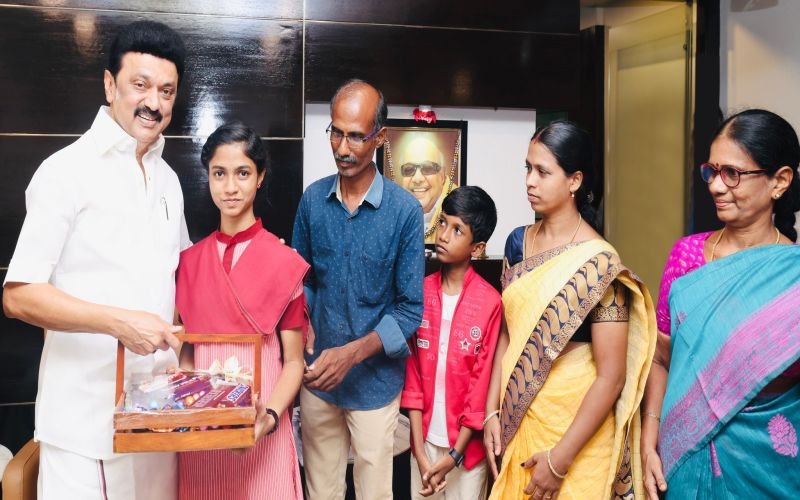 "உயர்கல்விக்கு தேவையான உதவி செய்வதாக முதலமைச்சர் கூறினார்"- மாணவி நந்தினி பேட்டி!