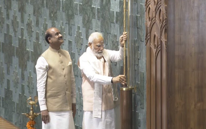 மக்களவையில் செங்கோலை நிறுவினார் பிரதமர் நரேந்திர மோடி!