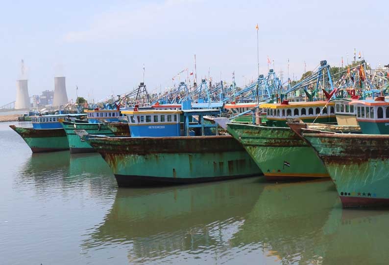 நடுக்கடலில் நின்ற மர்ம படகு – சுற்றி வளைத்த போலீசார்