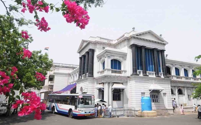 ஐ.ஏ.எஸ். அதிகாரிகளை இடமாற்றம் செய்து தமிழக அரசு உத்தரவு!