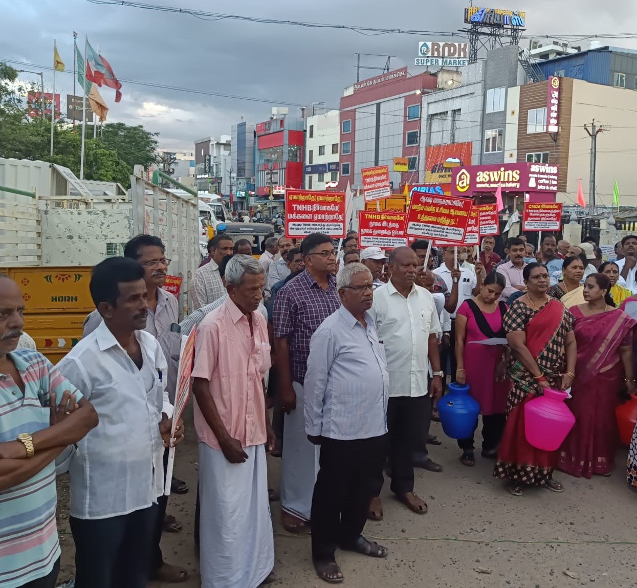 ஆவடி ஹவுசிங் போர்டு மக்கள் காலி குடங்களுடன் போராட்டம்