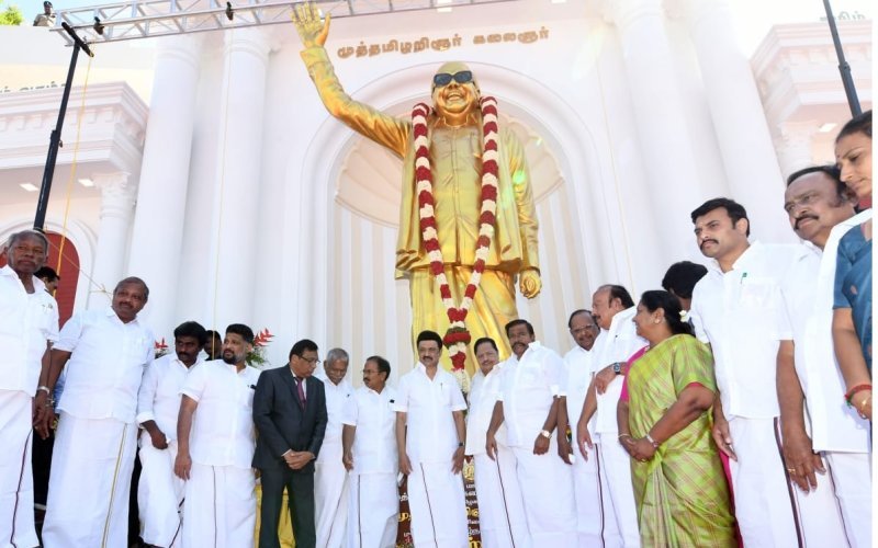 கருணாநிதியின் வெண்கலச் சிலையைத் திறந்து வைத்த முதலமைச்சர் மு.க.ஸ்டாலின்!