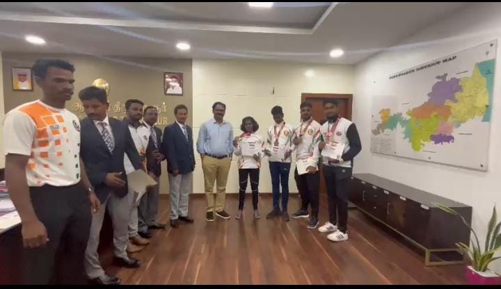 கராத்தே போட்டியில் பதக்கங்களை வென்ற மாணவர்களுக்கு ஆட்சியர் பாராட்டு